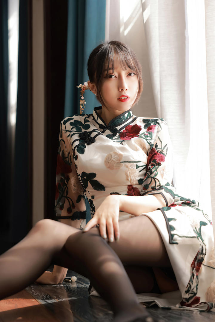 穿性感黑丝袜的旗袍美女玥儿国产精品美女写真图片