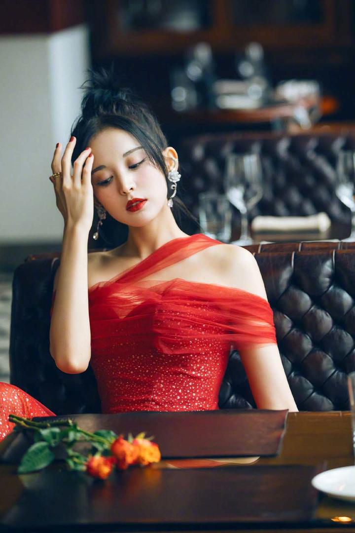 轻抚额头的红色礼服美女明星古力娜扎图片