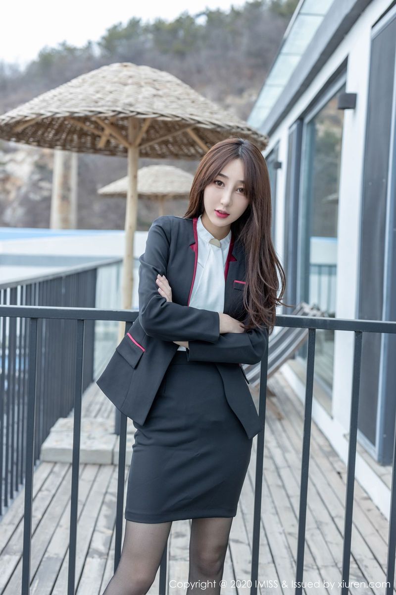 爱蜜社美女模特小九月职场OL装扮黑丝美腿系列极致性感写真