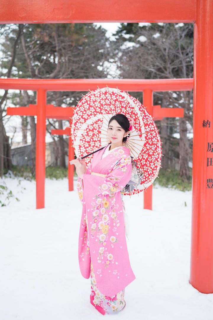 撑着伞的高清和服美女写真