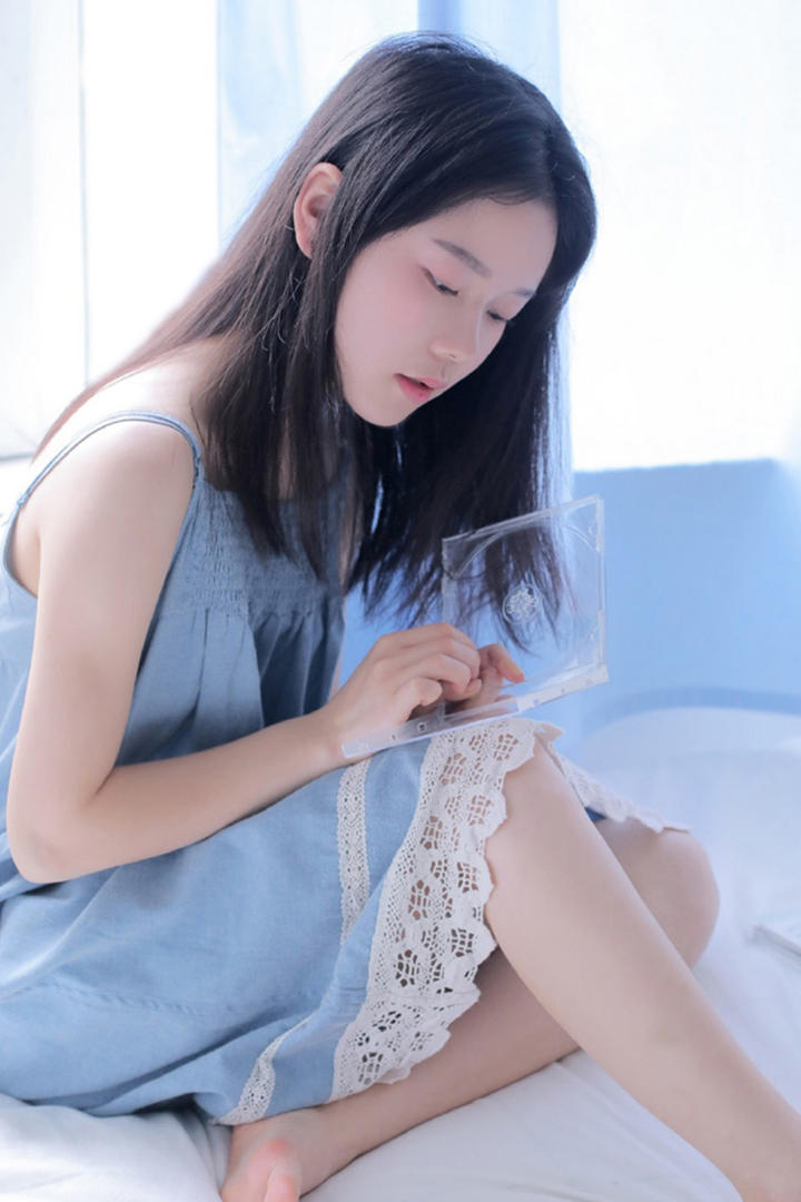 坐在床上的清纯美腿美女