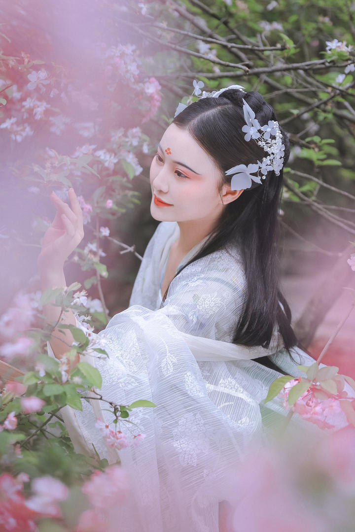 花丛中的超清古典美女写真图片