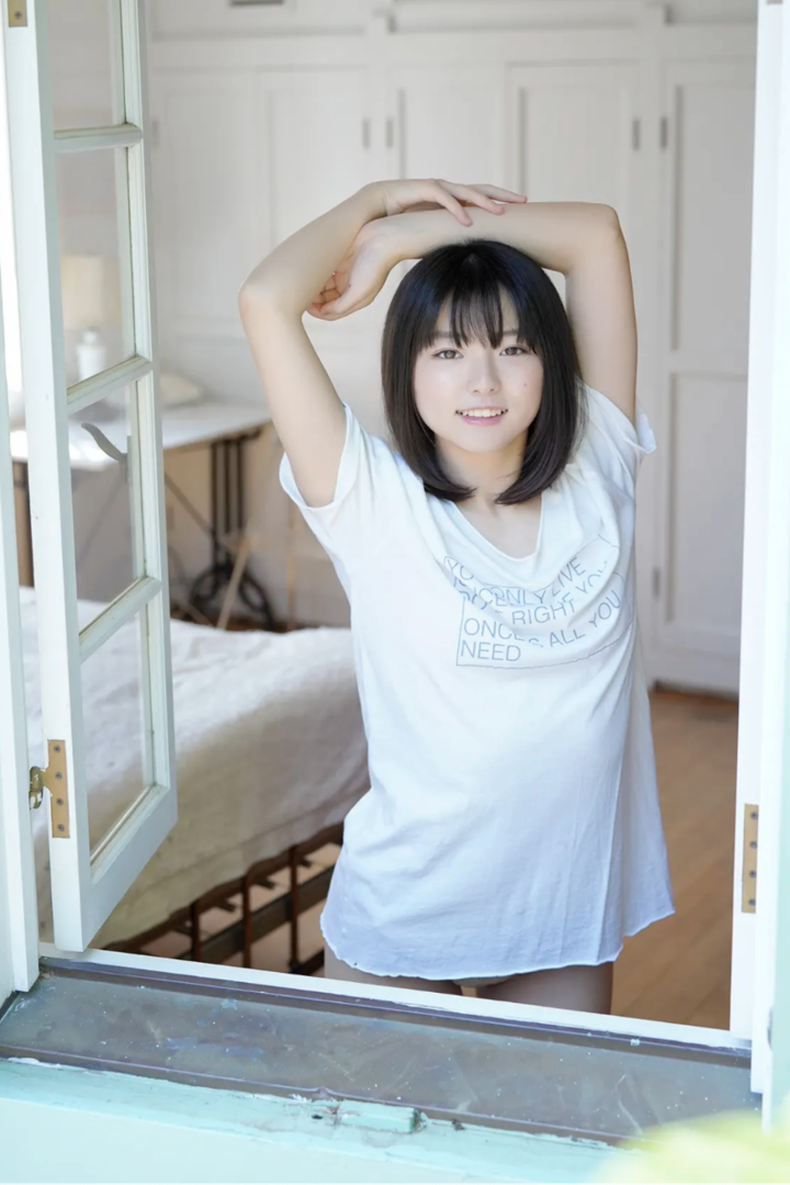 高清日本短发嫩模闺房私拍写真图片