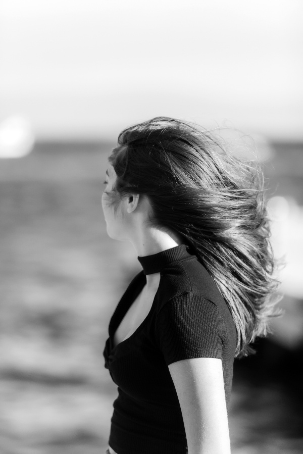 唯美黑白风侧颜美女图片