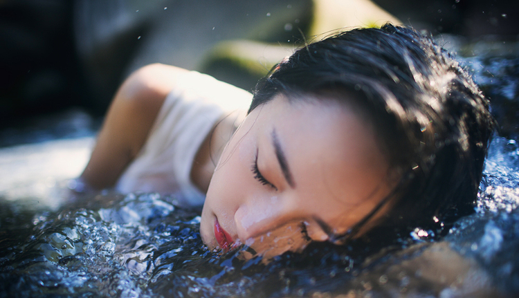 沐浴在浅溪间的清纯少女