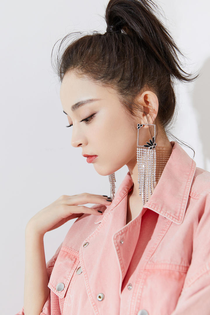 扎着头发的气质女星古力娜扎