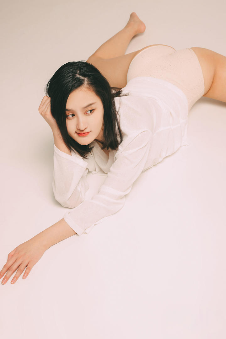 趴在地板上的高清美女瑜伽博主私房照图片