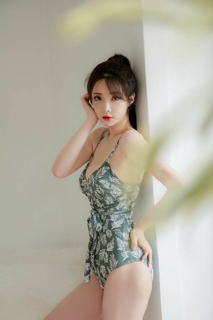 清纯性感的韩国美女模特柳京