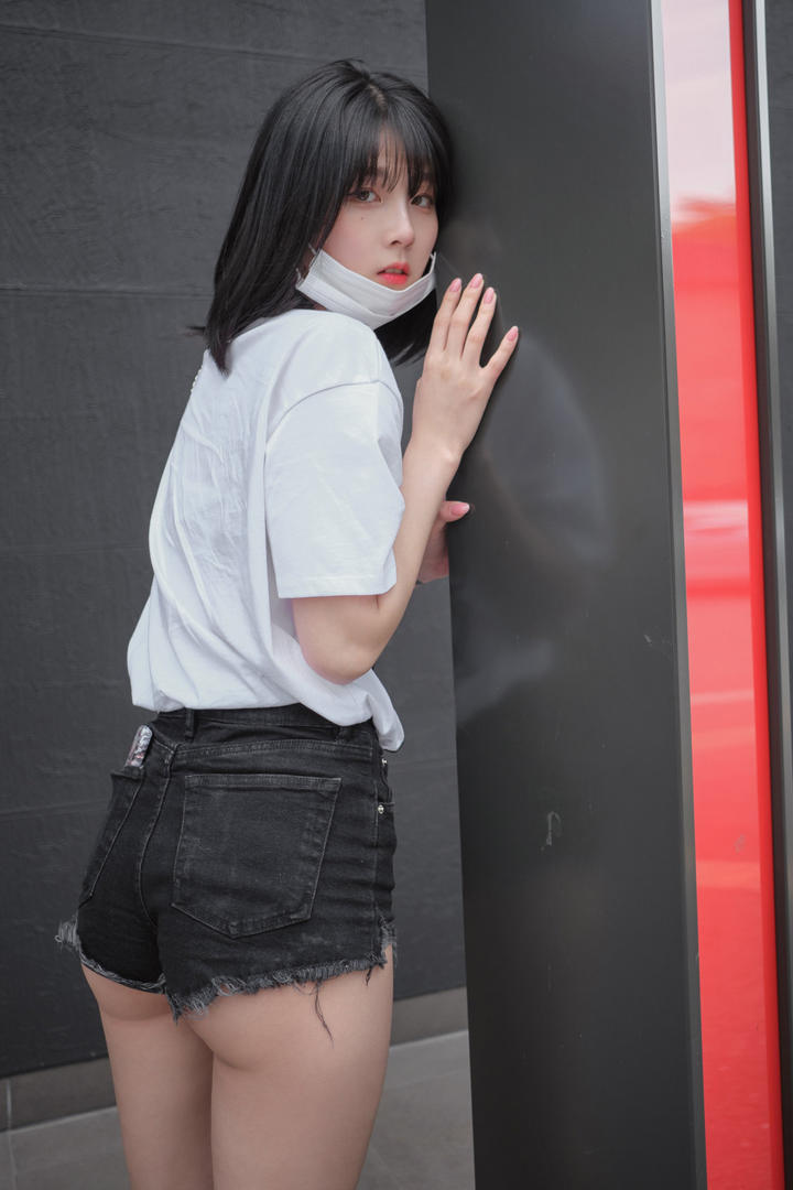 戴口罩的韩国短发美女牛仔热裤街拍写真图片