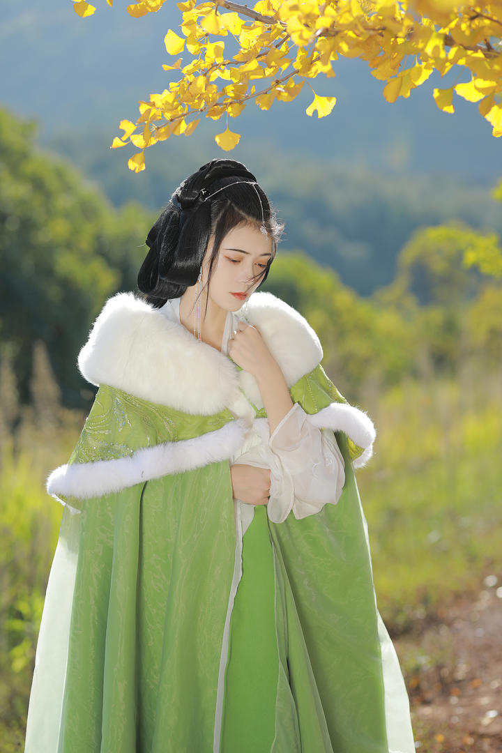 中国绿色古装汉服美女高清手机壁纸图片下载