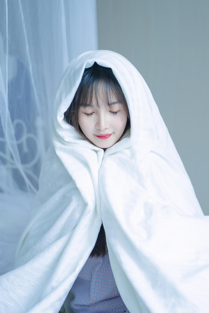裹着被子的清纯美女壁纸免费下载