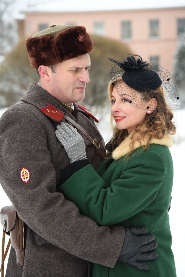 俄罗斯军恋情侣面对面拥抱图片