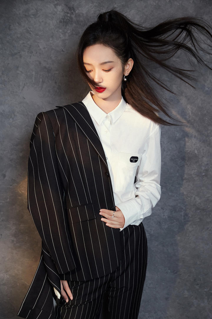 内地美女明星周也穿西装个人艺术写真图片