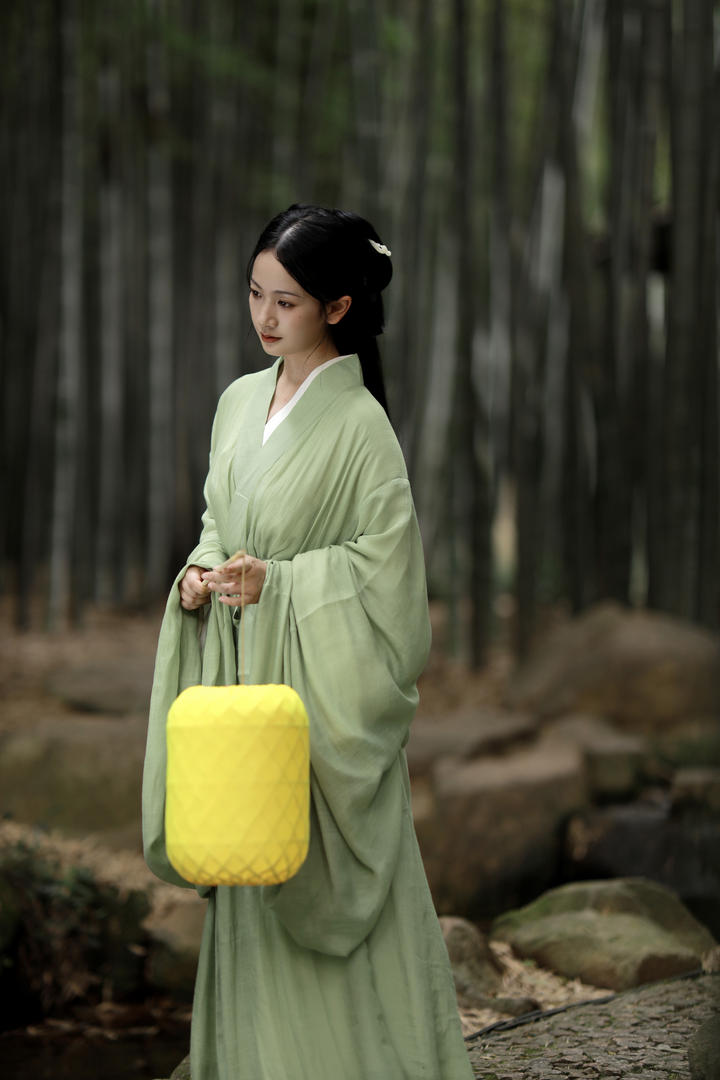 打着灯笼的清纯古装美女户外摄影写真照片