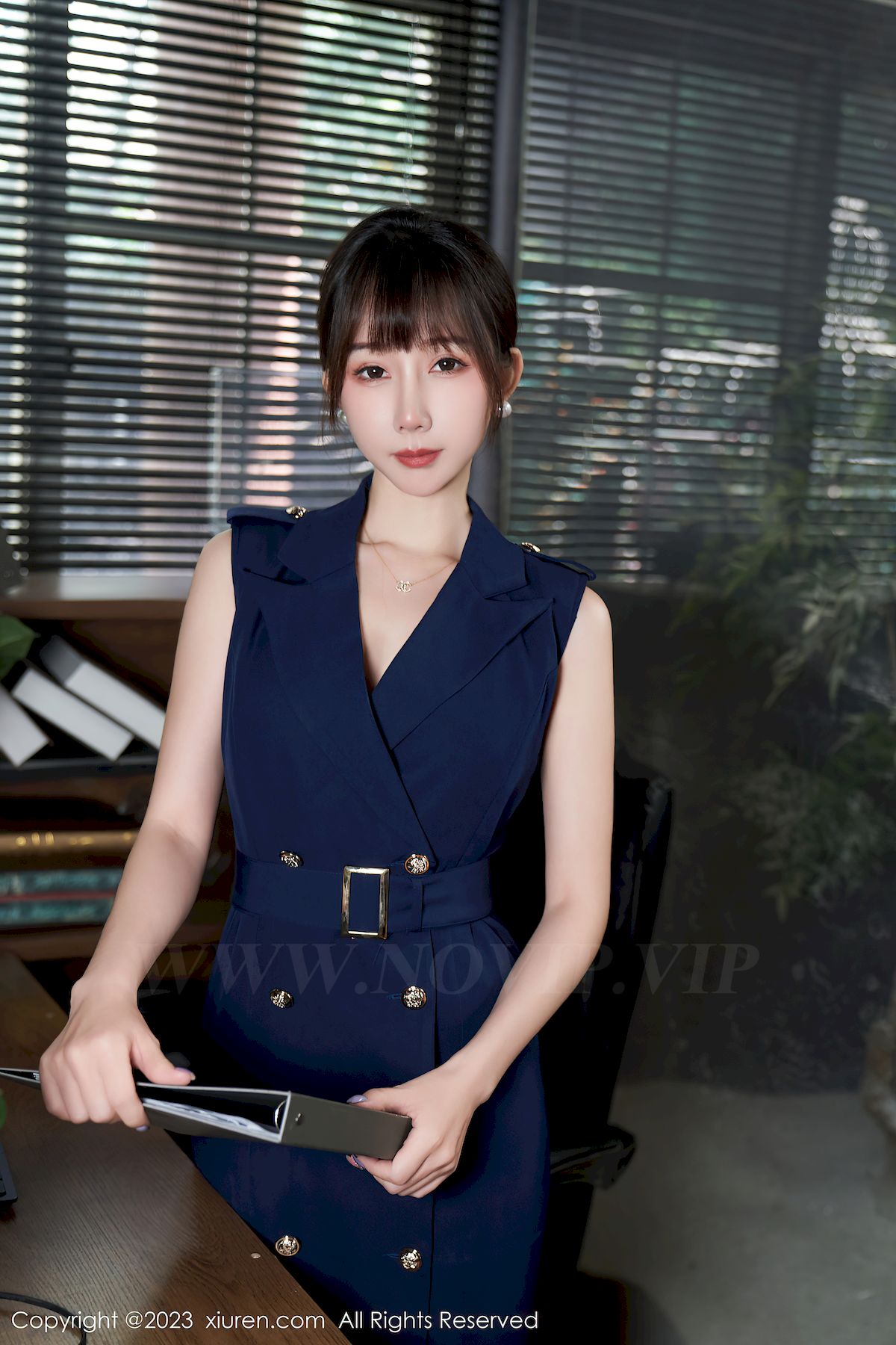 秀人网美女模特波巧酱宝蓝职业装搭配曼妙身姿性感写真