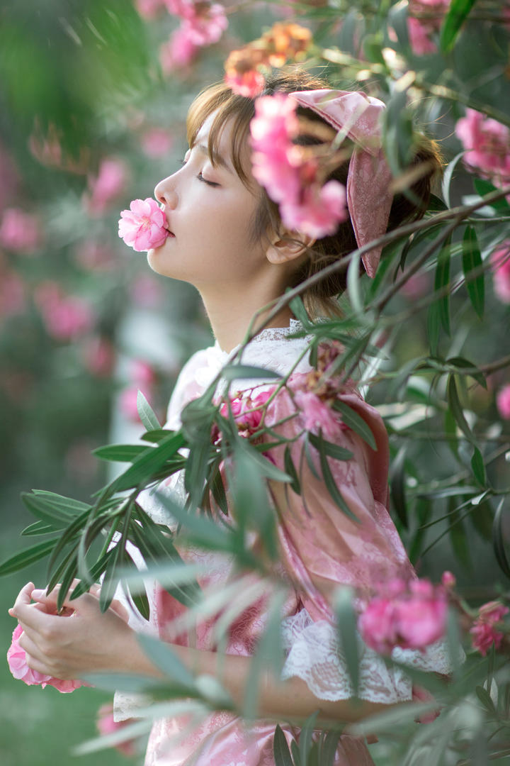 嘴里叼着鲜花的清纯美女壁纸高清图片大全