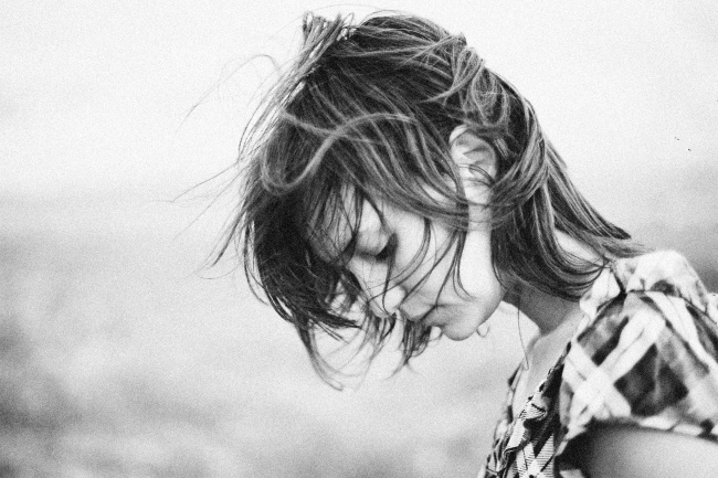 黑白意境美女写真图片