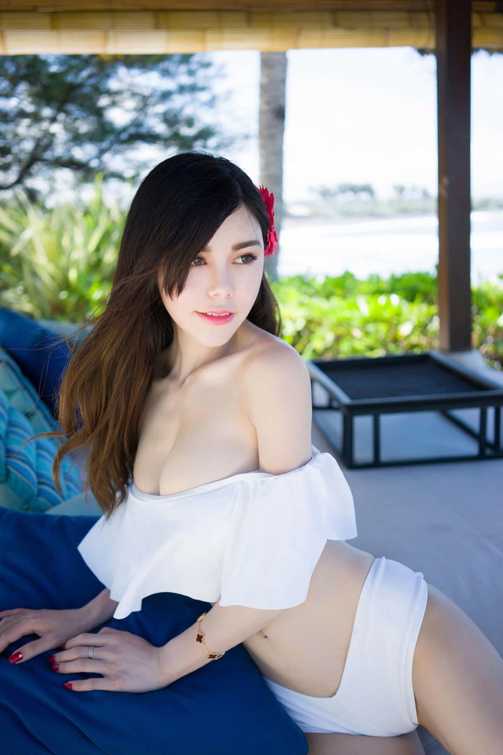 趴在枕头上的极品美女