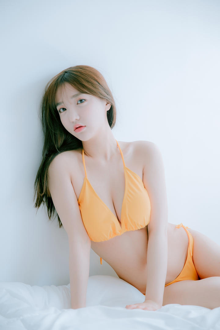 东京粉嫩童颜少女橙色比基尼床照798艺术图片