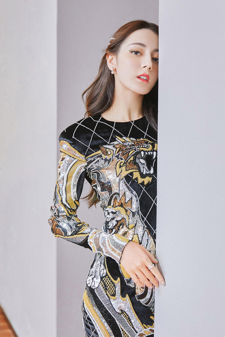 躲在墙后面的美女迪明星丽热巴写真