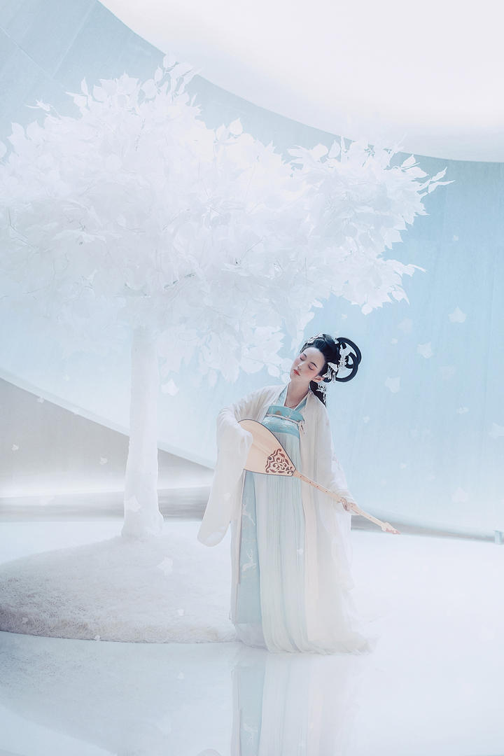 白色树下弹琵琶的古装美女人像摄影图片