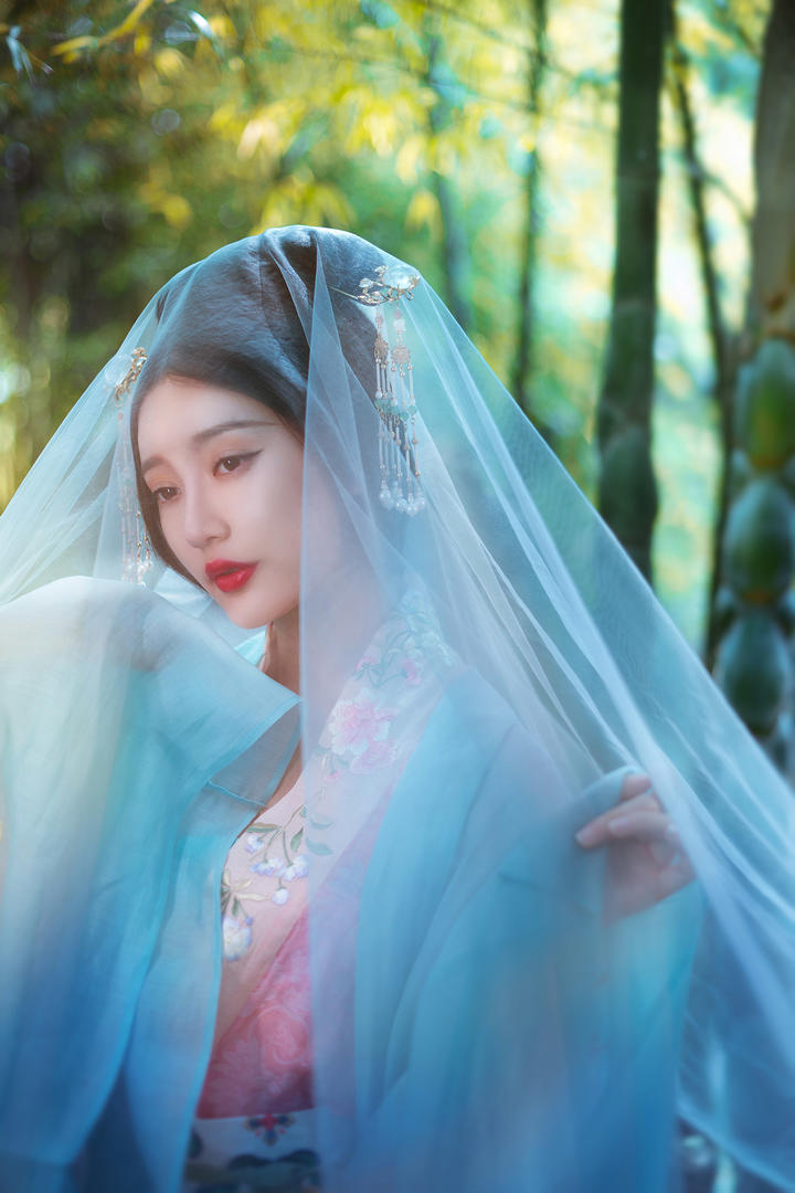 披着头巾的古典美人摄影写真图片