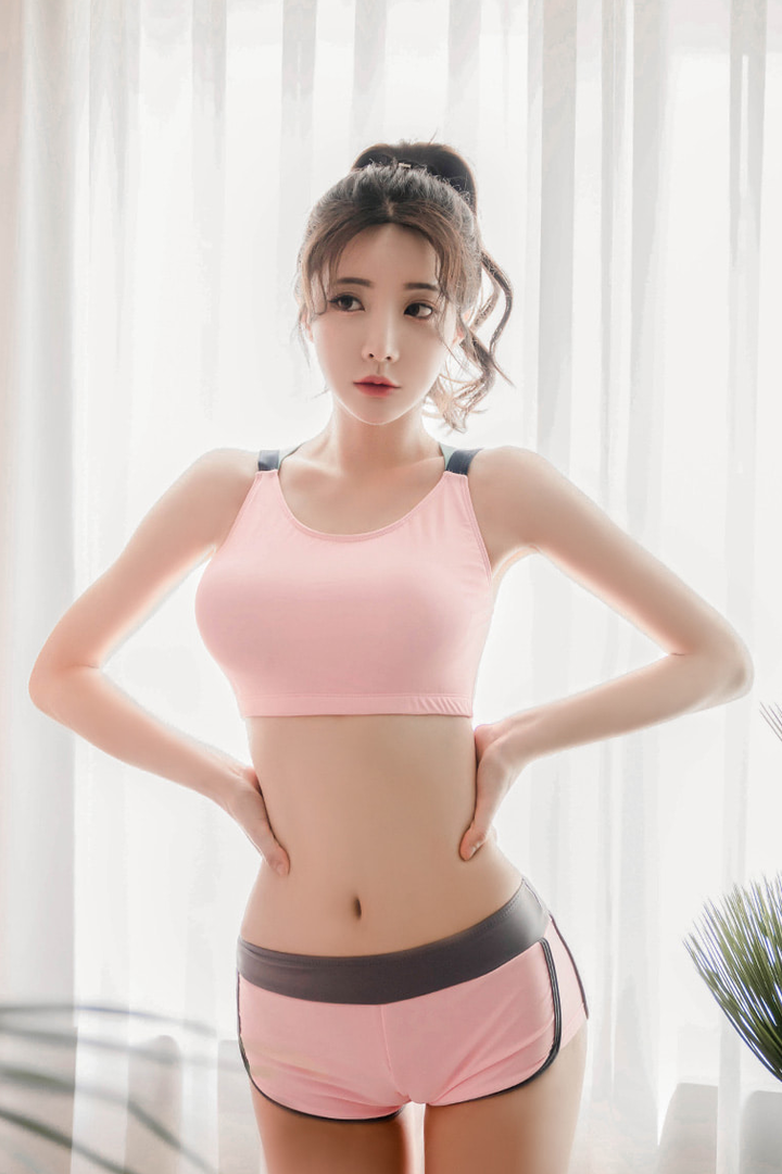 穿着粉色运动装的韩国极品美女柳京