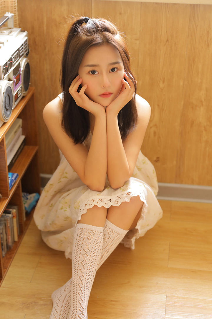 双手撑着脸的清纯气质美女