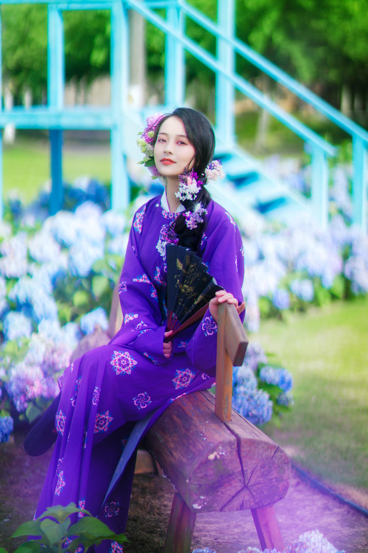 坐在木马上的清纯日本和服美女高清壁纸图片