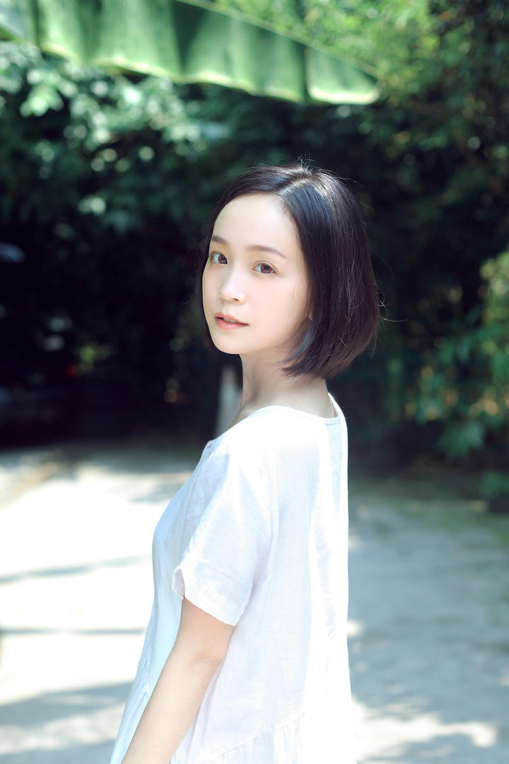 阳光下的清纯短发女生头像真人出镜图片
