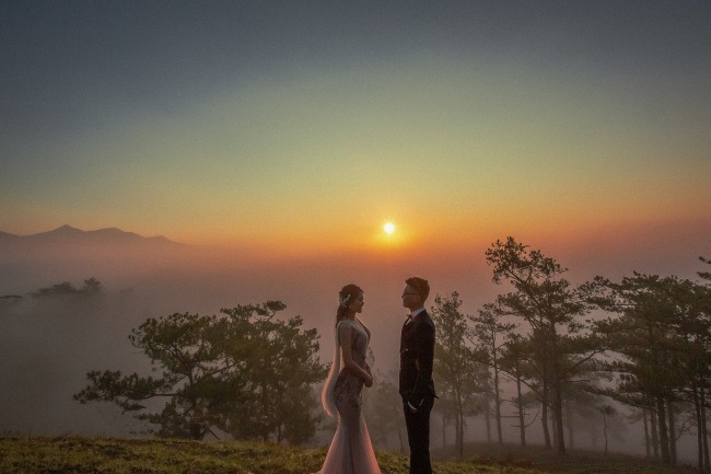 日落黄昏情侣婚纱摄影图片