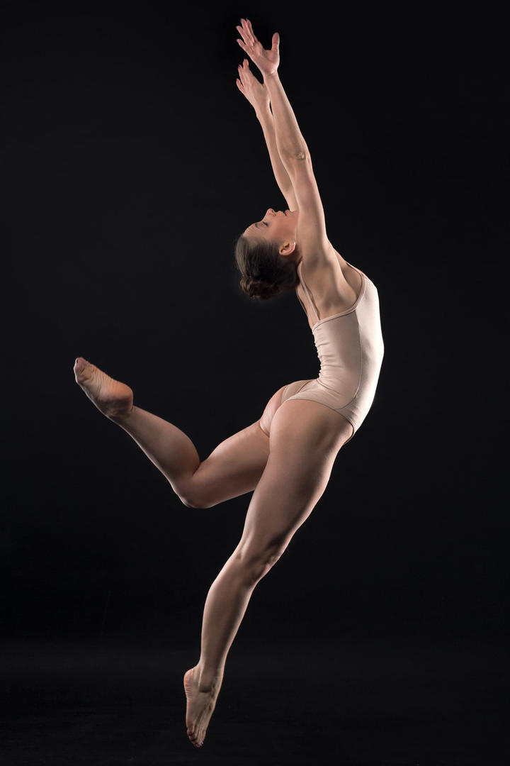 跳舞的翘臀人体艺术写真图片