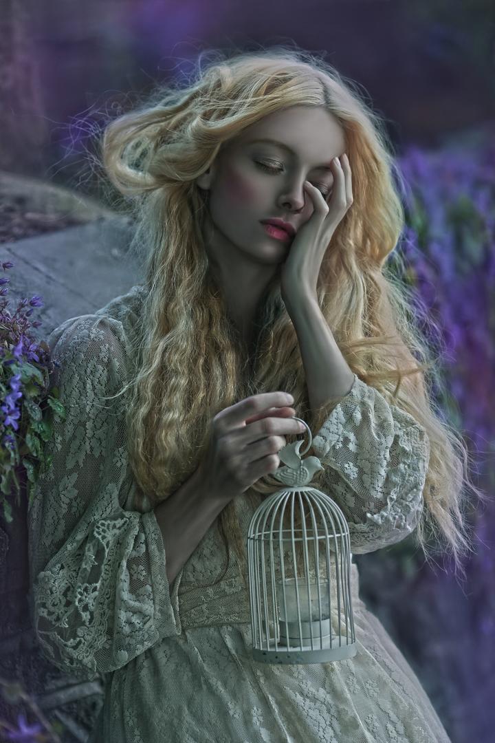 提着鸟笼的欧美艺术人像摄影图片