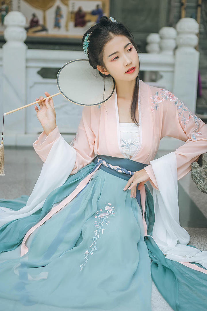 高清唯美漂亮清纯的养眼古装美女写真图片