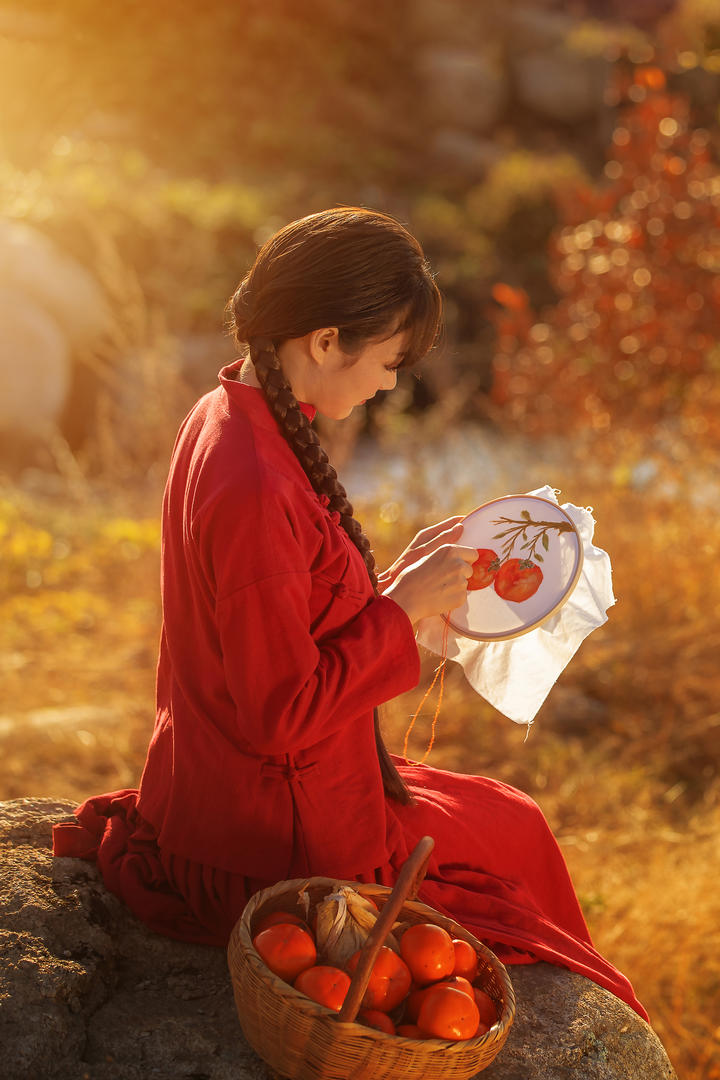 绣花的古装美女艺术写真图片