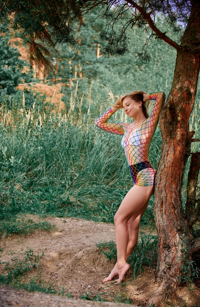 深山野林性感美女图片写真