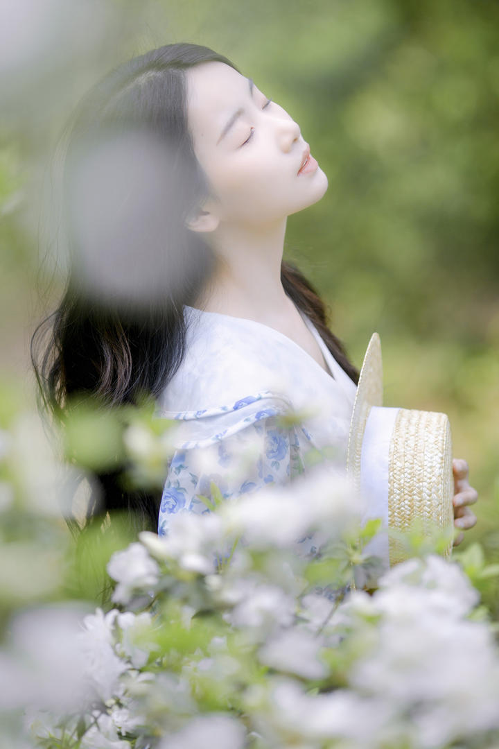 花丛里的小清新美女头像高清图片大全