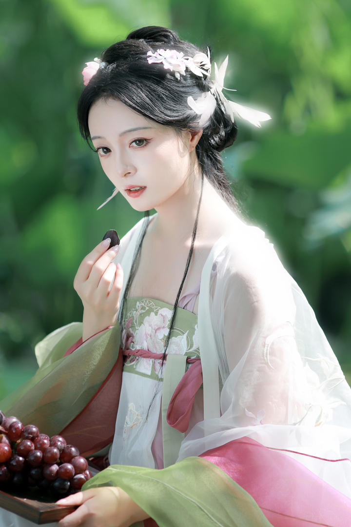 吃葡萄的清纯古装汉服美女798艺术照
