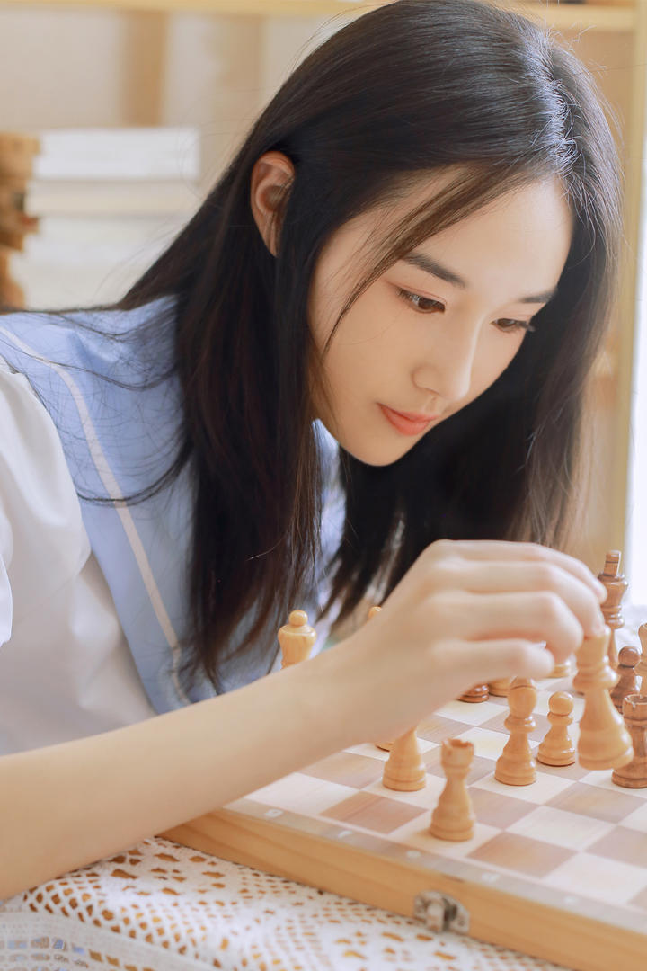 下国际象棋的青春美少女图片