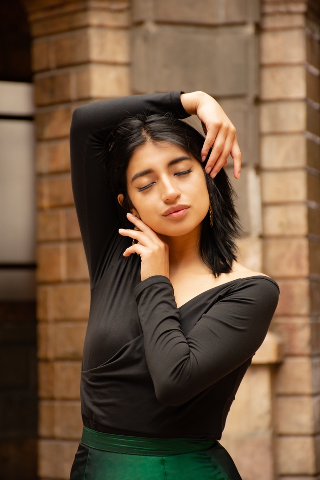 户外美女人像艺术写真摄影图片