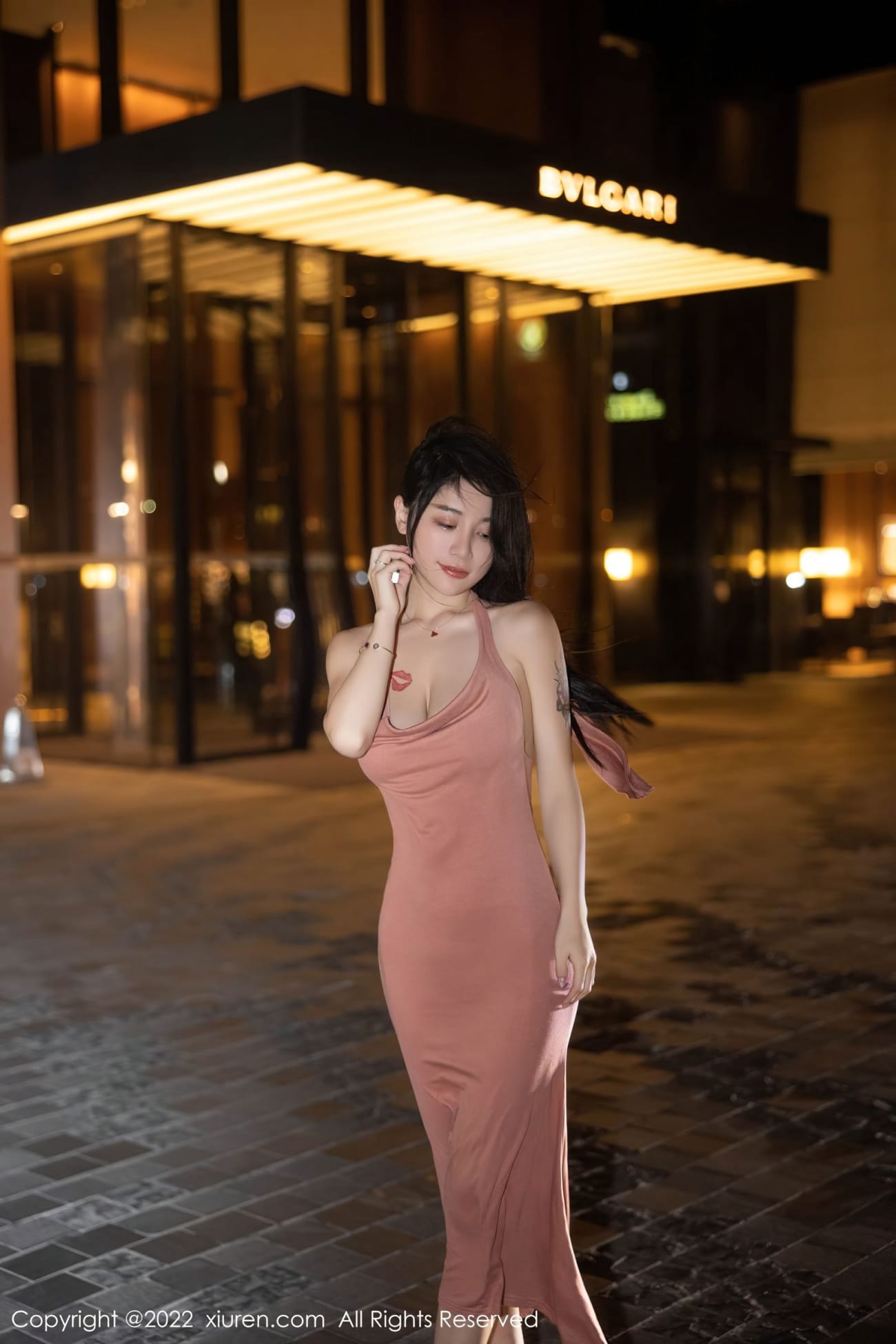 秀人网美女模特美七Mia淡红色连衣裙魅惑黑丝西双版纳旅拍