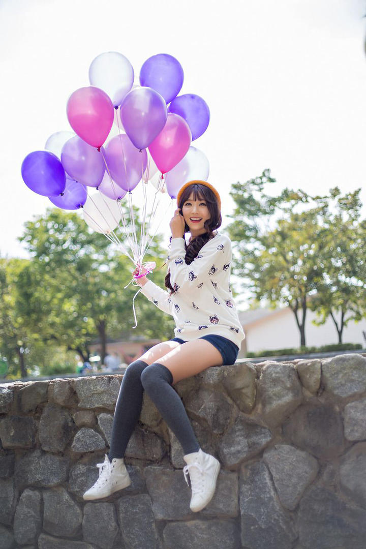 拿着气球的韩国美女明星李恩慧写真