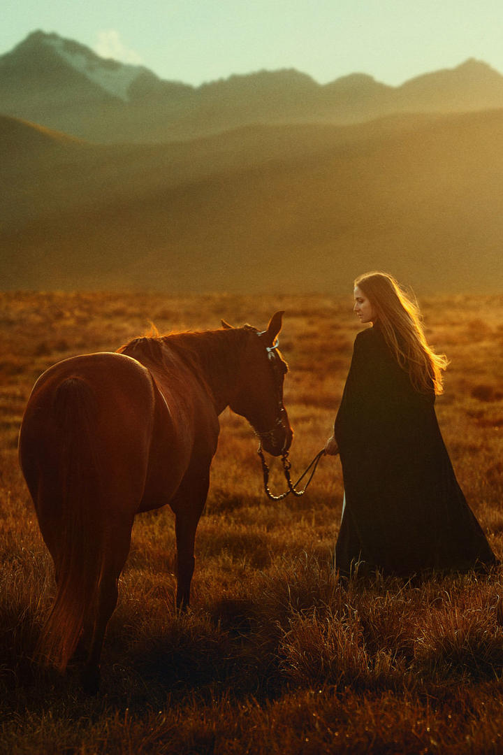 夕阳下古典女生牵马艺术摄影图片