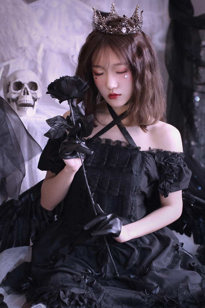 头戴皇冠的暗黑女生艺术写真