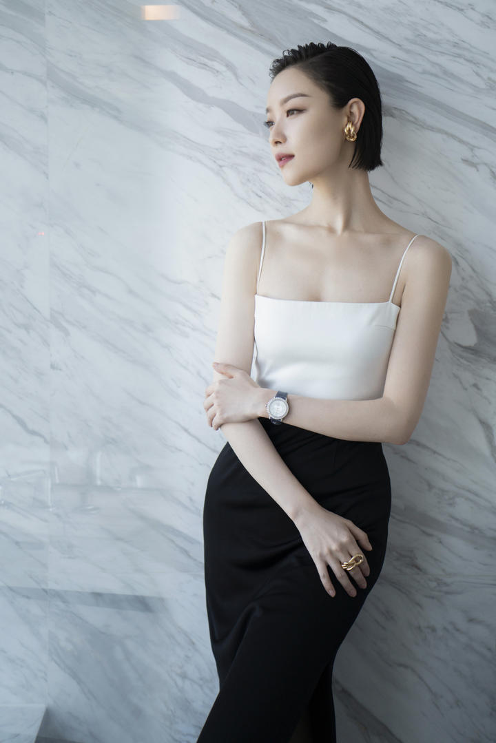 气质女神倪妮短发吊带写真图片