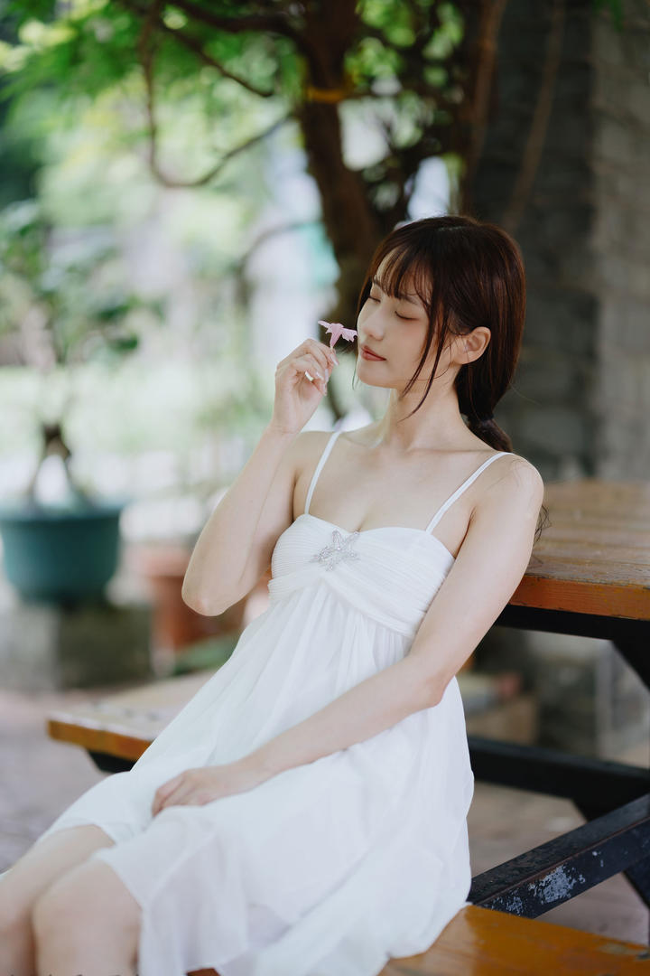 闻花香的可爱少女图片