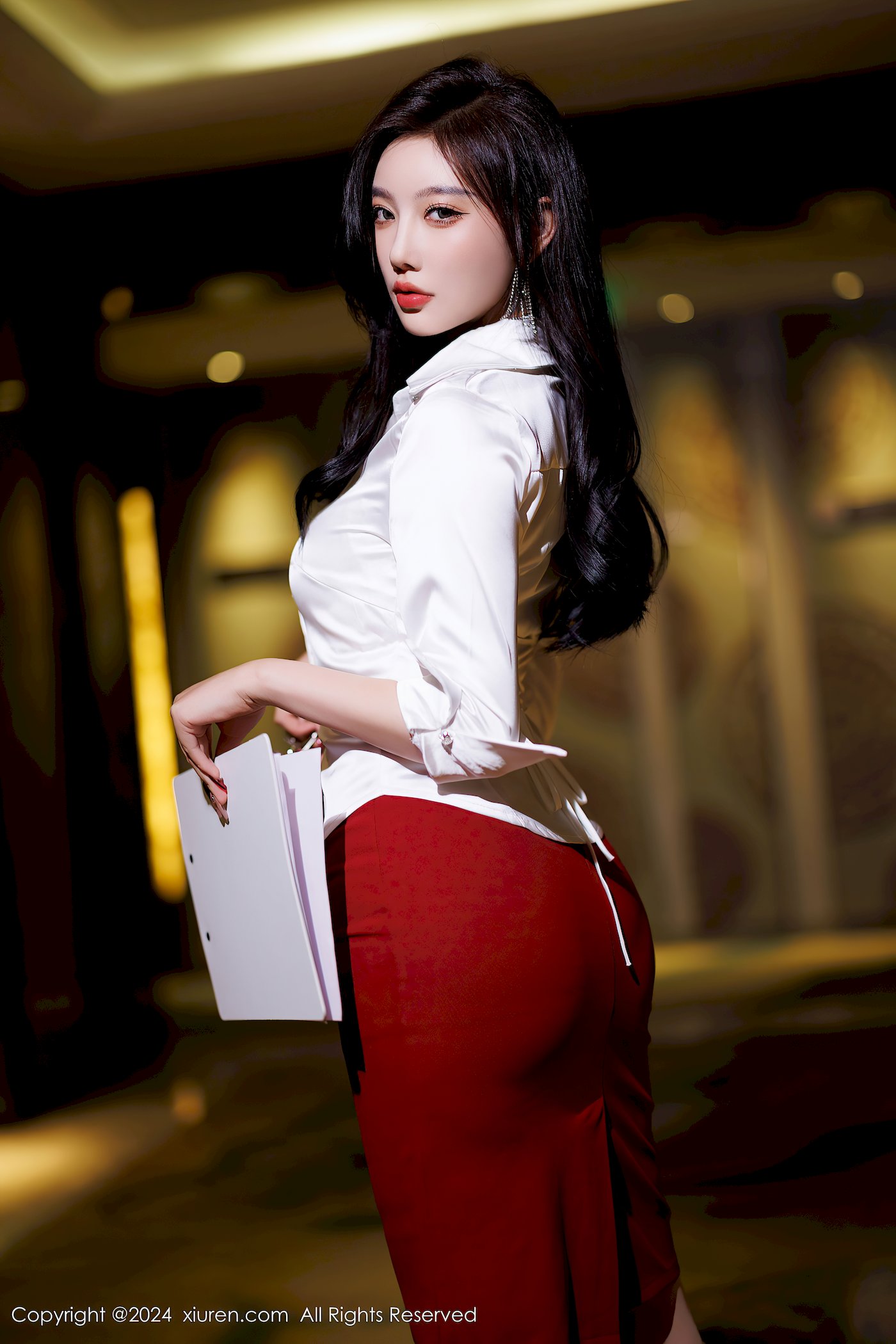 秀人网女神杨晨晨Yome白色上衣红色短裙广西旅拍