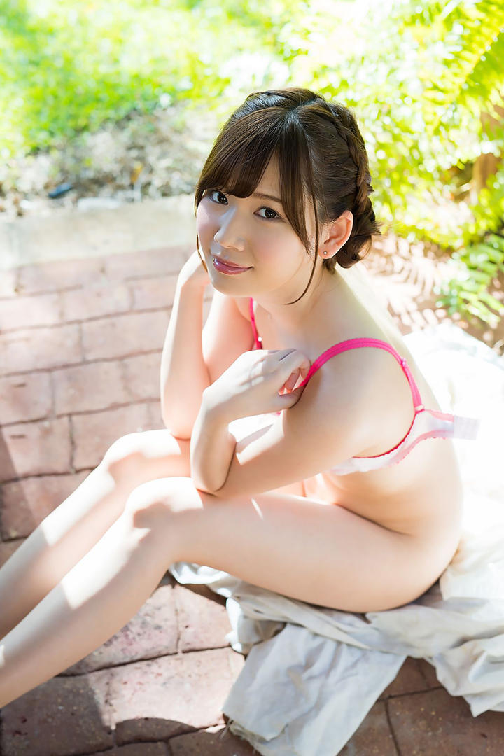 坐在地上的日本性感内衣美女