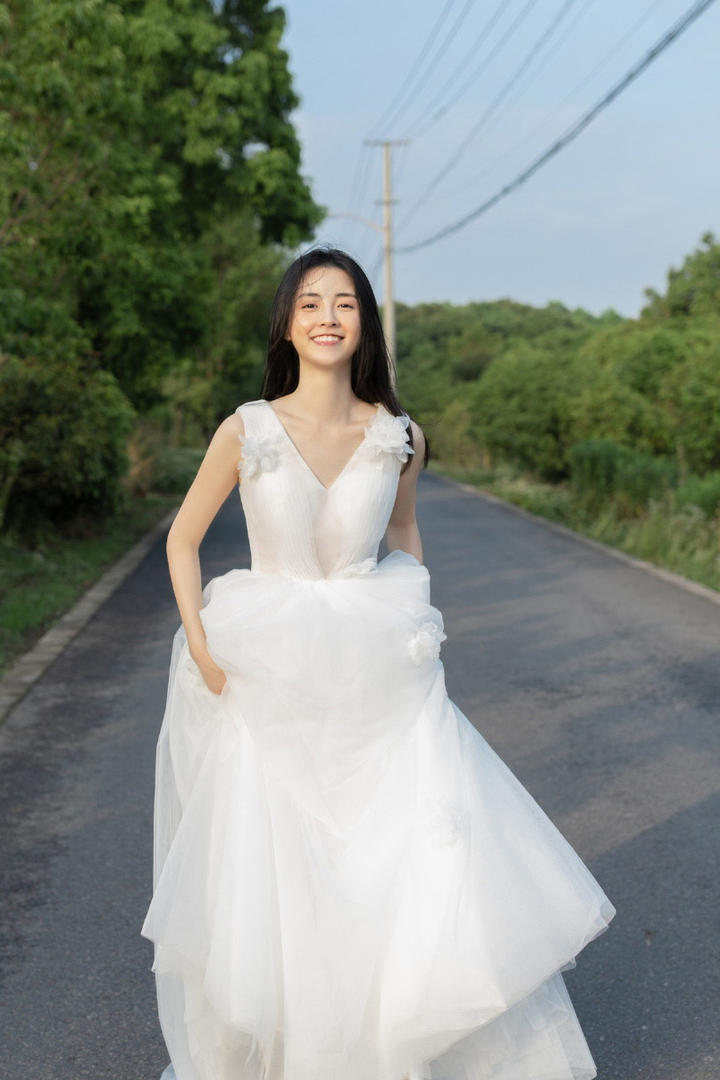 乡村小路上穿着婚纱的唯美女明星章乐韵写真图片