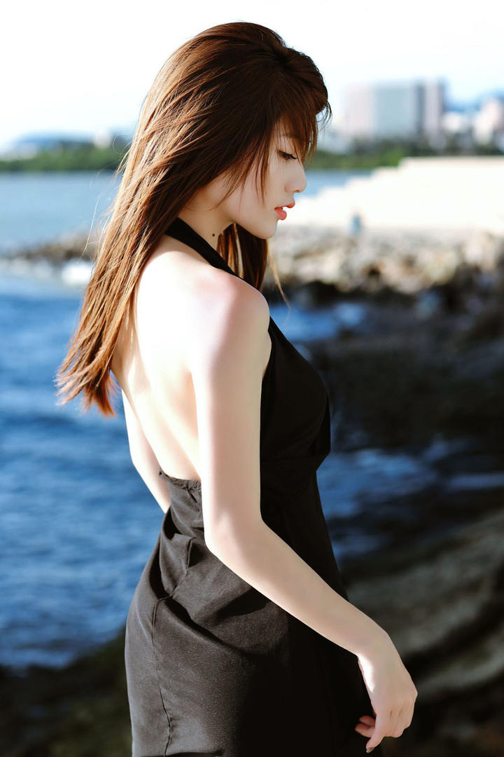 海边唯美漂亮美女写真图片
